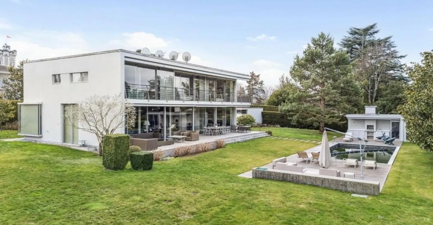 Contemporary villa with lake view - Photo 2 of 10