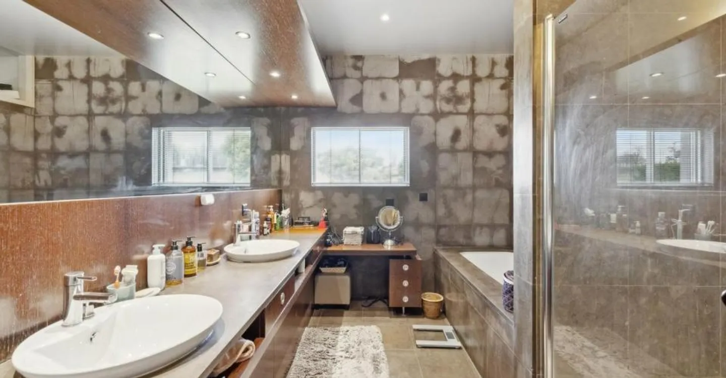 Contemporary villa with lake view - Photo 9 of 10