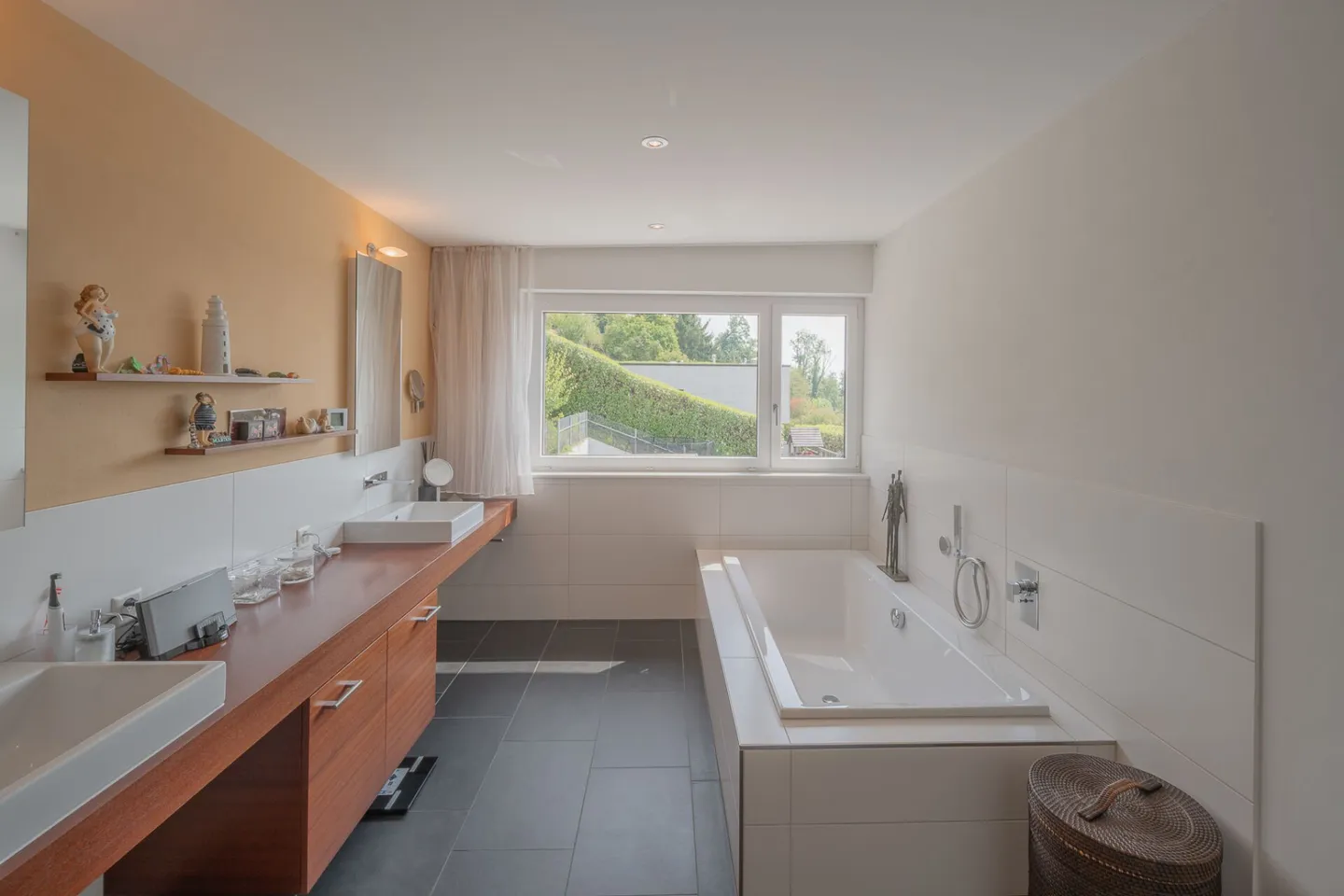 Moderne Villa mit unverbaubarem  180 Grad Blick in die Berge - Foto 5 von 11