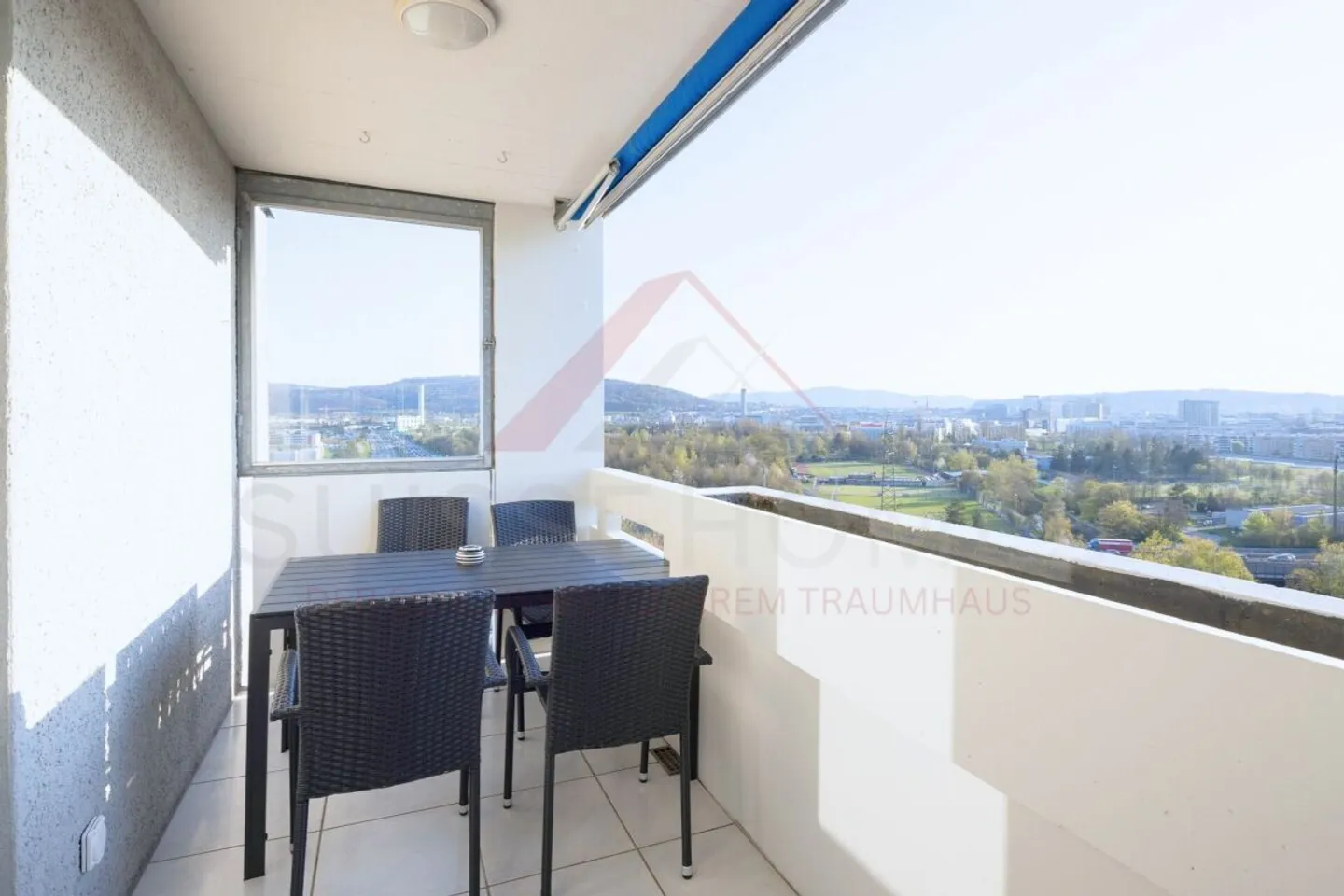 Komplett renovierte 5.5-Zimmer-Wohnung mit 126 m² Wohnfläche und 74 m² Balkon-/Terrassenfläche in Huttwil - Foto 4 di 18