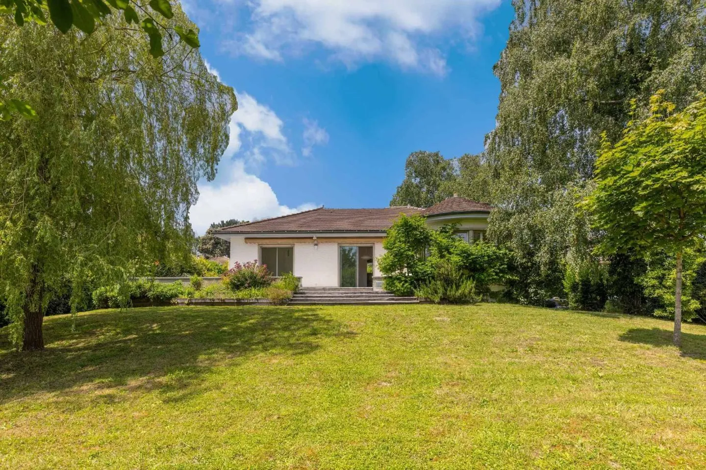 Villa pour la famille au cœur d'un quartier résidentiel calme - Photo 1 sur 13