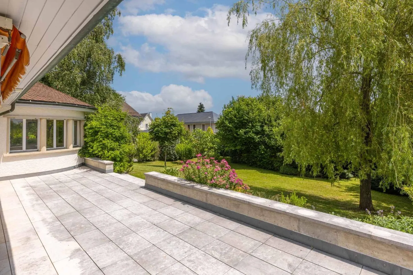 Villa pour la famille au cœur d'un quartier résidentiel calme - Photo 2 sur 13