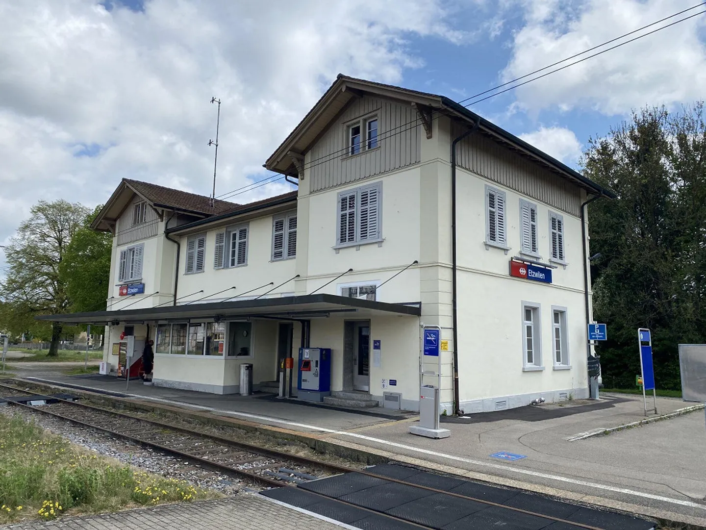 Interesting rental space at Etzwilen train station - Photo 8 of 9