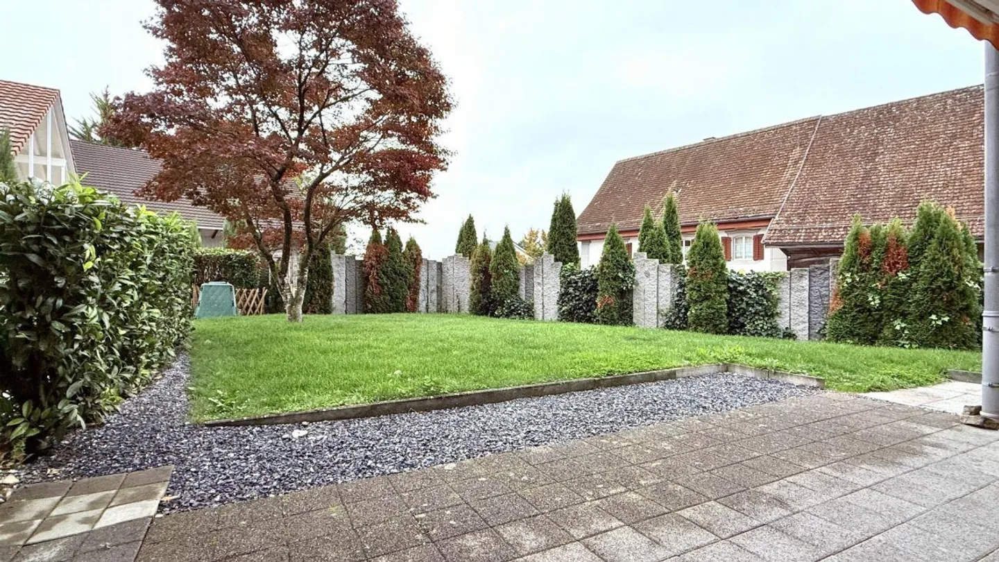 Ampia e ben tenuta casa a schiera angolare con bel giardino - Foto 3 di 26