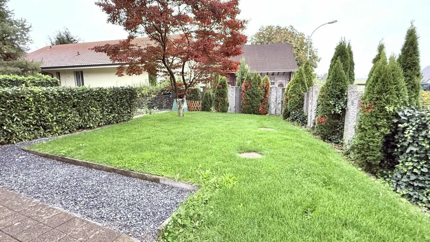 Ampia e ben tenuta casa a schiera angolare con bel giardino - Foto 4 di 26
