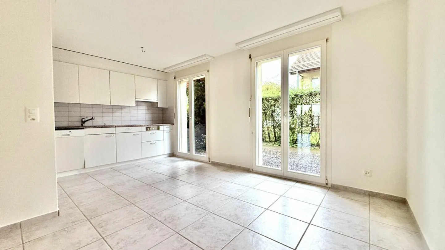 Ampia e ben tenuta casa a schiera angolare con bel giardino - Foto 7 di 26