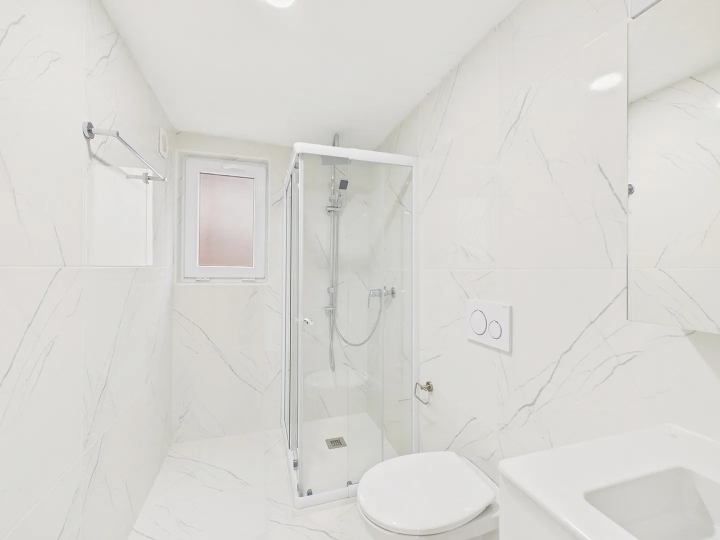 Newly renovated 3.5-room apartment with balcony in Amriswil - Photo 9 of 11