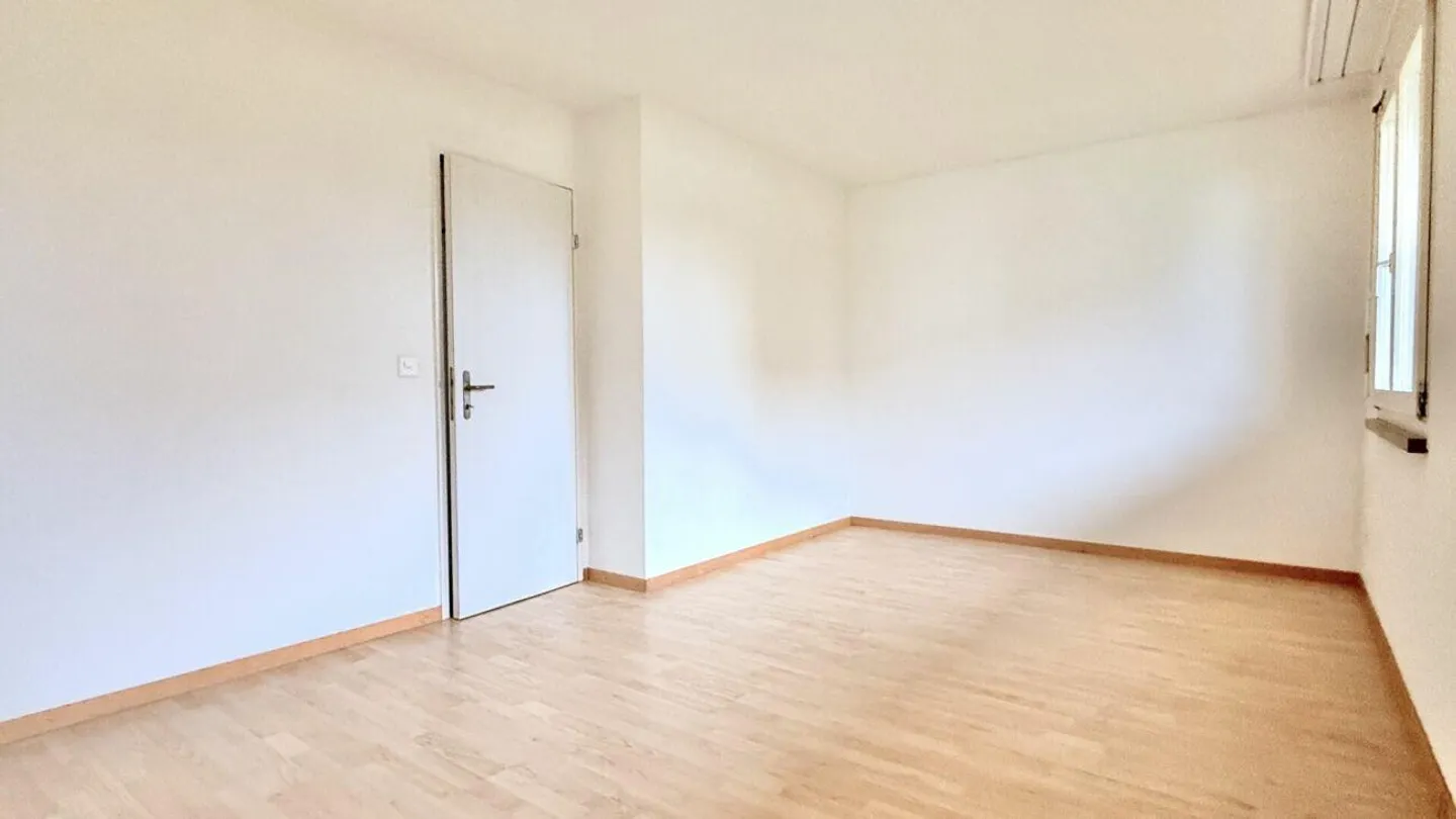 Ampia e ben tenuta casa a schiera angolare con bel giardino - Foto 12 di 26