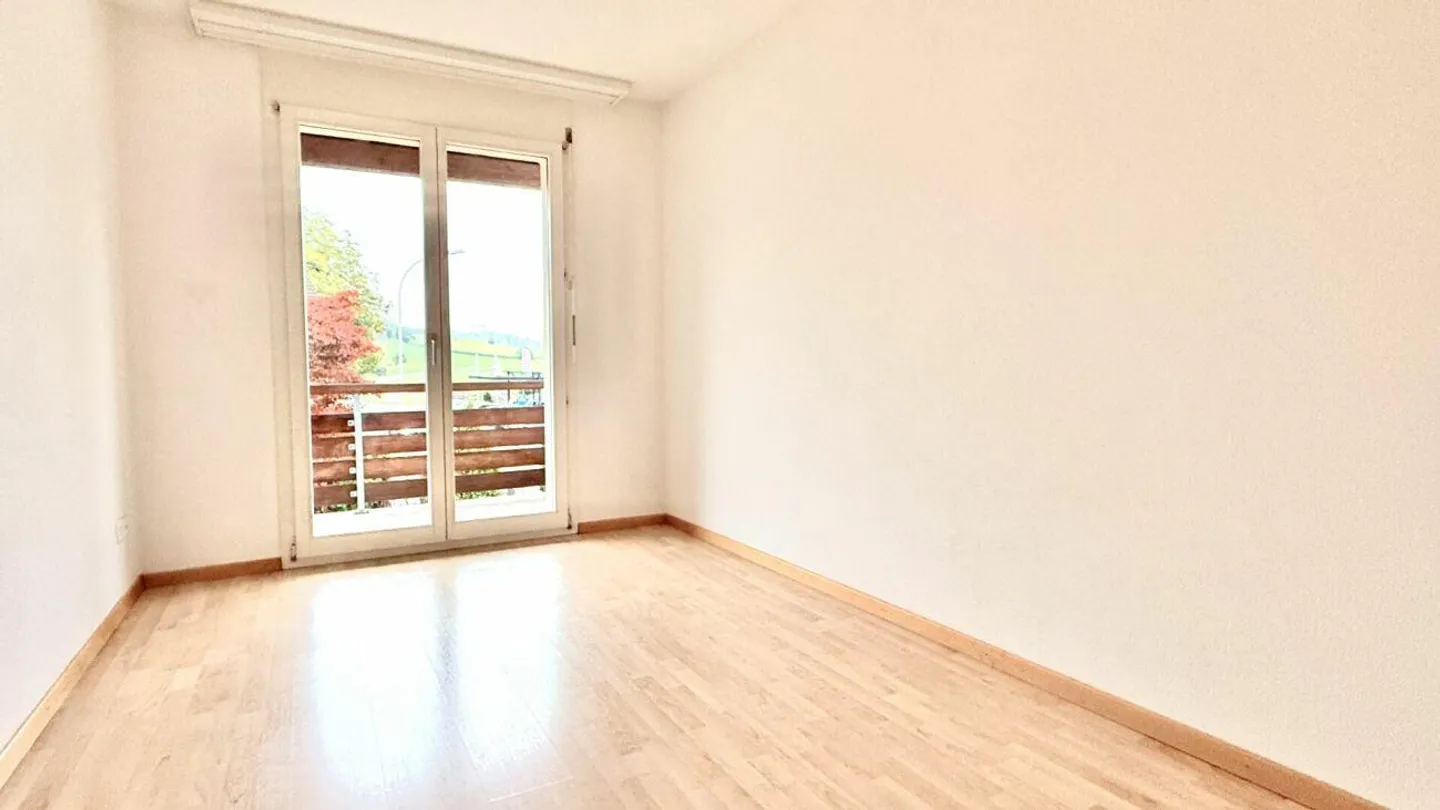 Ampia e ben tenuta casa a schiera angolare con bel giardino - Foto 14 di 26