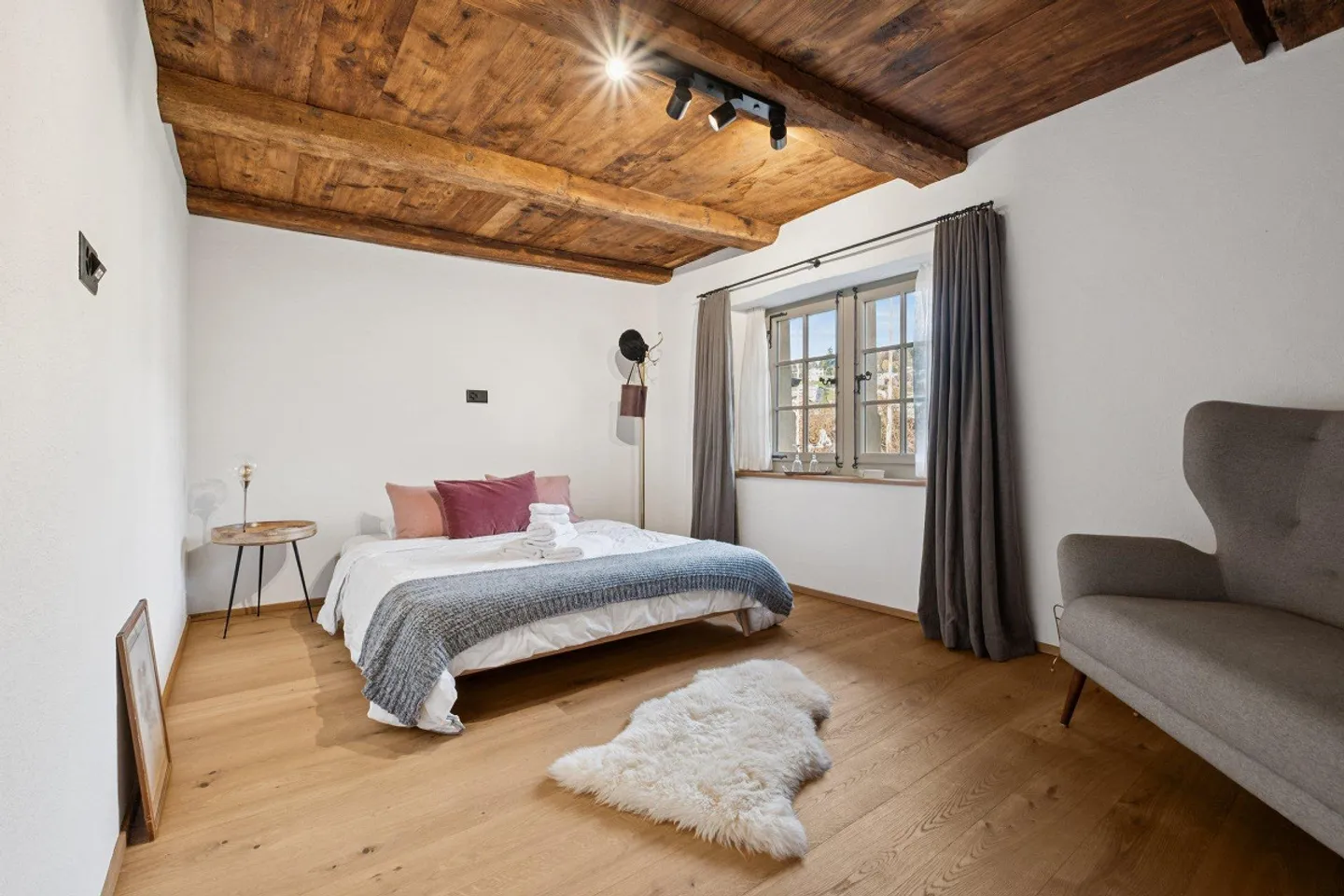 Stylish Tithe House with Two Residential Units - Photo 5 of 8