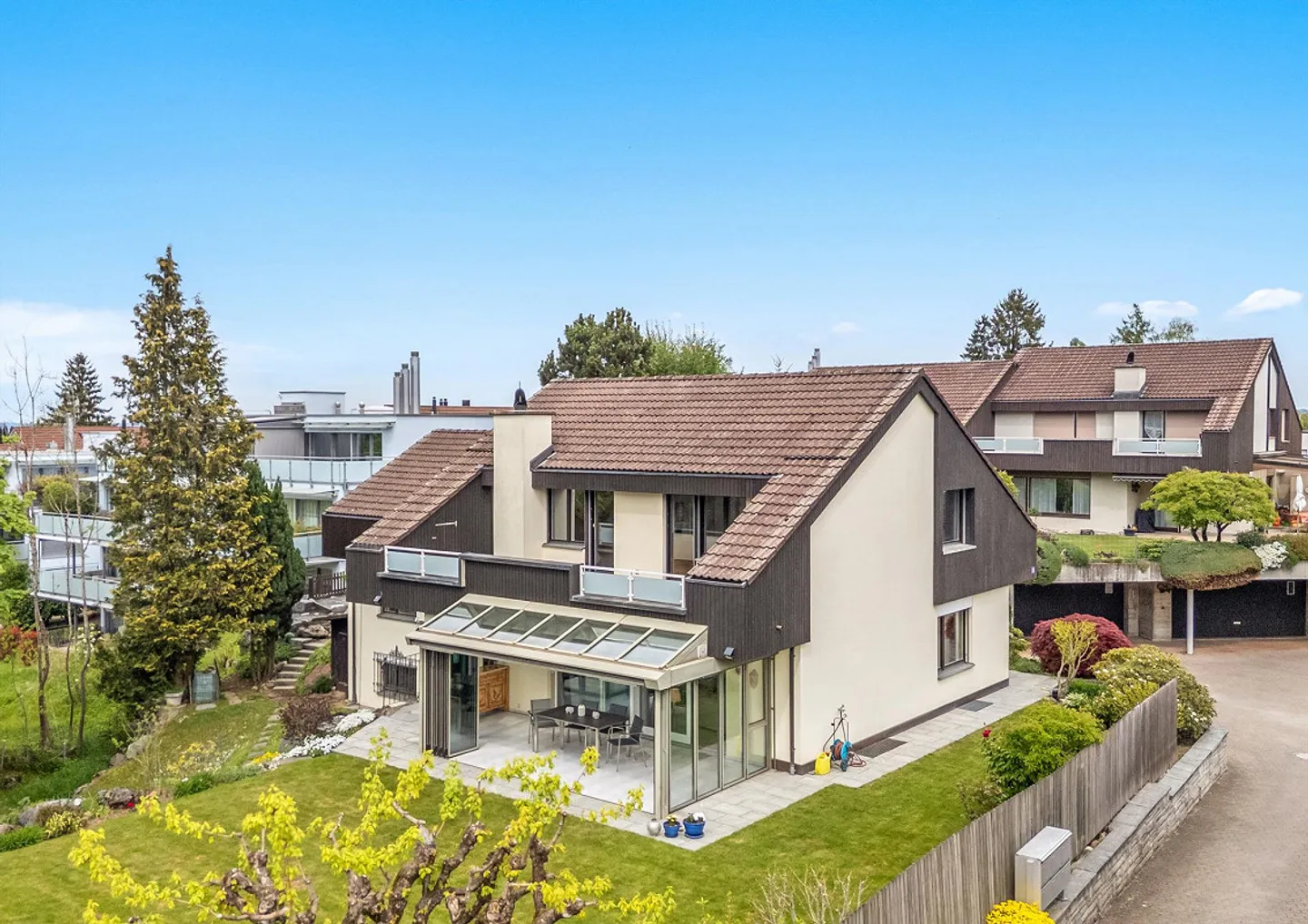 Paradis familial avec une offre d'espace variée dans la verdure - Photo 2 sur 7