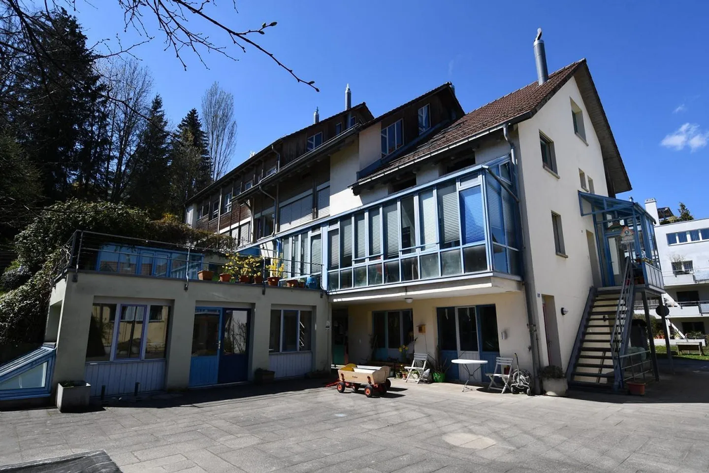 Atelier lumineux à louer dans le meilleur emplacement à Fällanden - Photo 1 sur 5