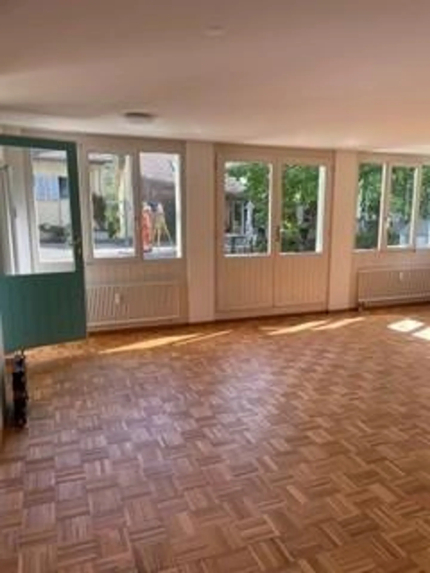 Atelier lumineux à louer dans le meilleur emplacement à Fällanden - Photo 2 sur 5