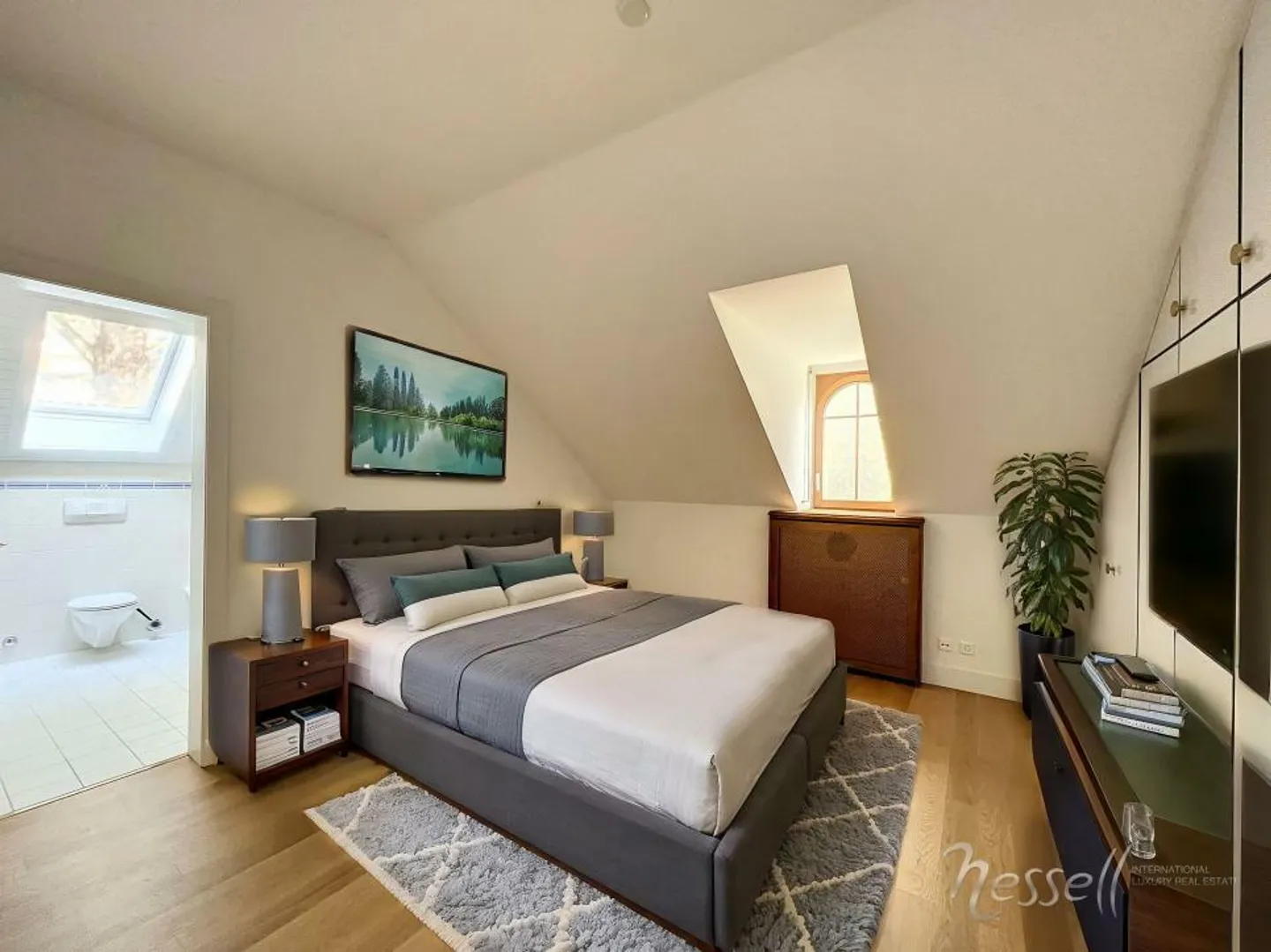 Charming apartment in a magnificent mansion - Photo 2 of 9