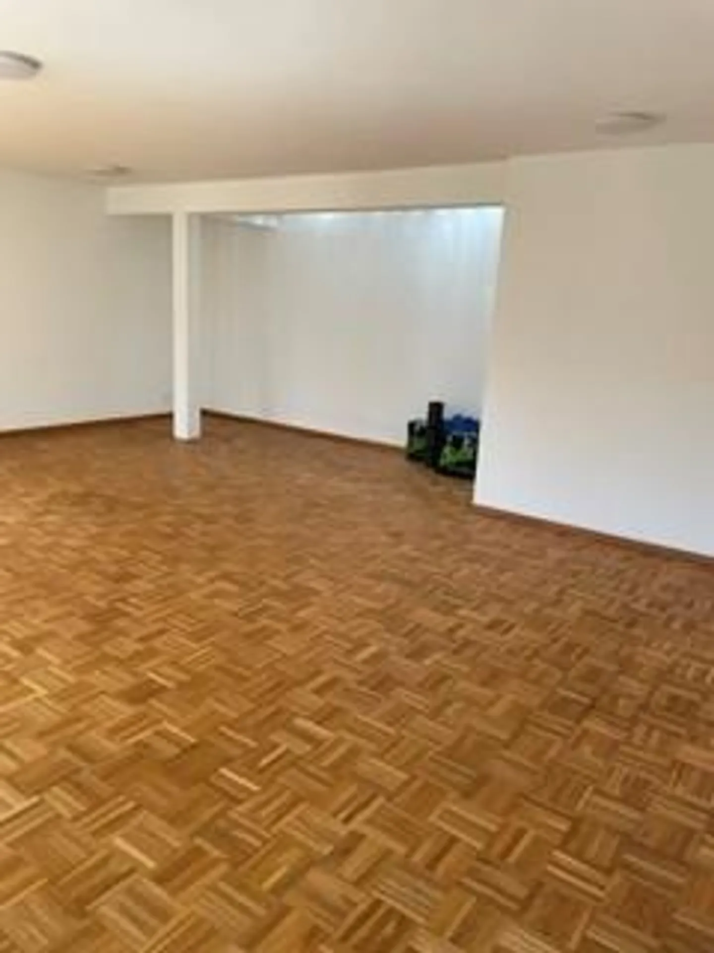 Atelier lumineux à louer dans le meilleur emplacement à Fällanden - Photo 3 sur 5