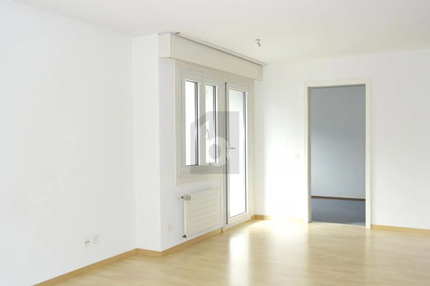 Stylish Living with a View and Comfort - Photo 3 of 6