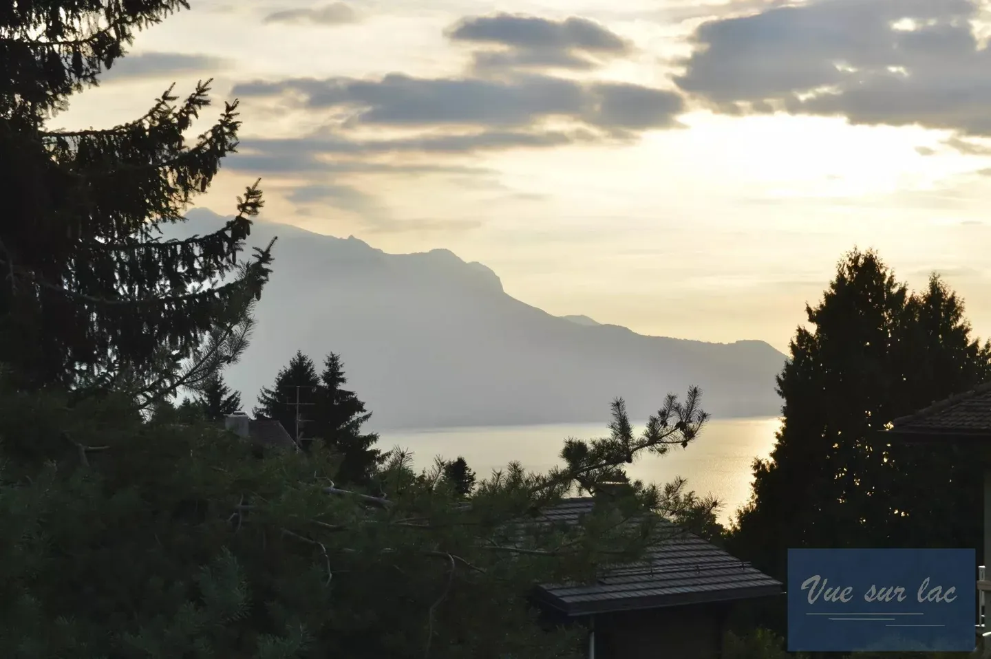 Casa familiare degli anni '60 con vista lago - Foto 11 di 26