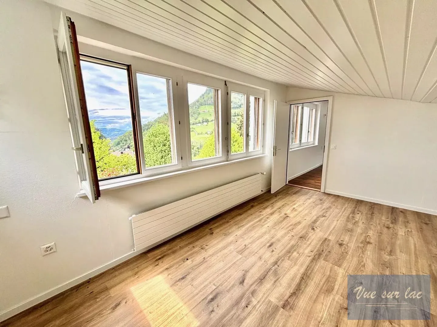 Casa familiare degli anni '60 con vista lago - Foto 15 di 26