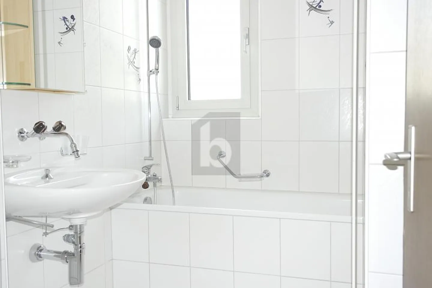 Stylish Living with a View and Comfort - Photo 5 of 6