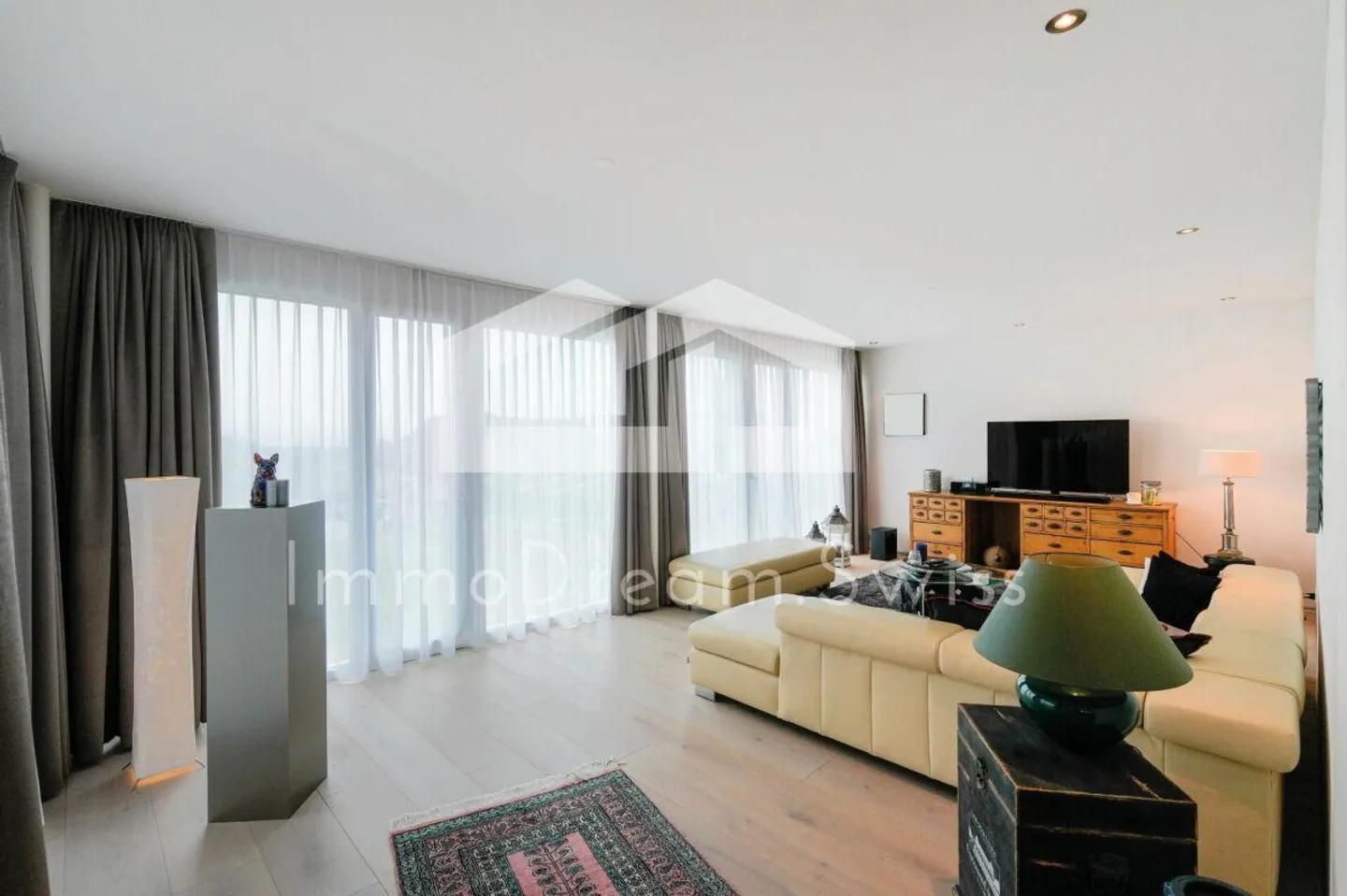 Condominium spacieux de 5 pièces au design moderne (2 FMH) - Photo 2 sur 16