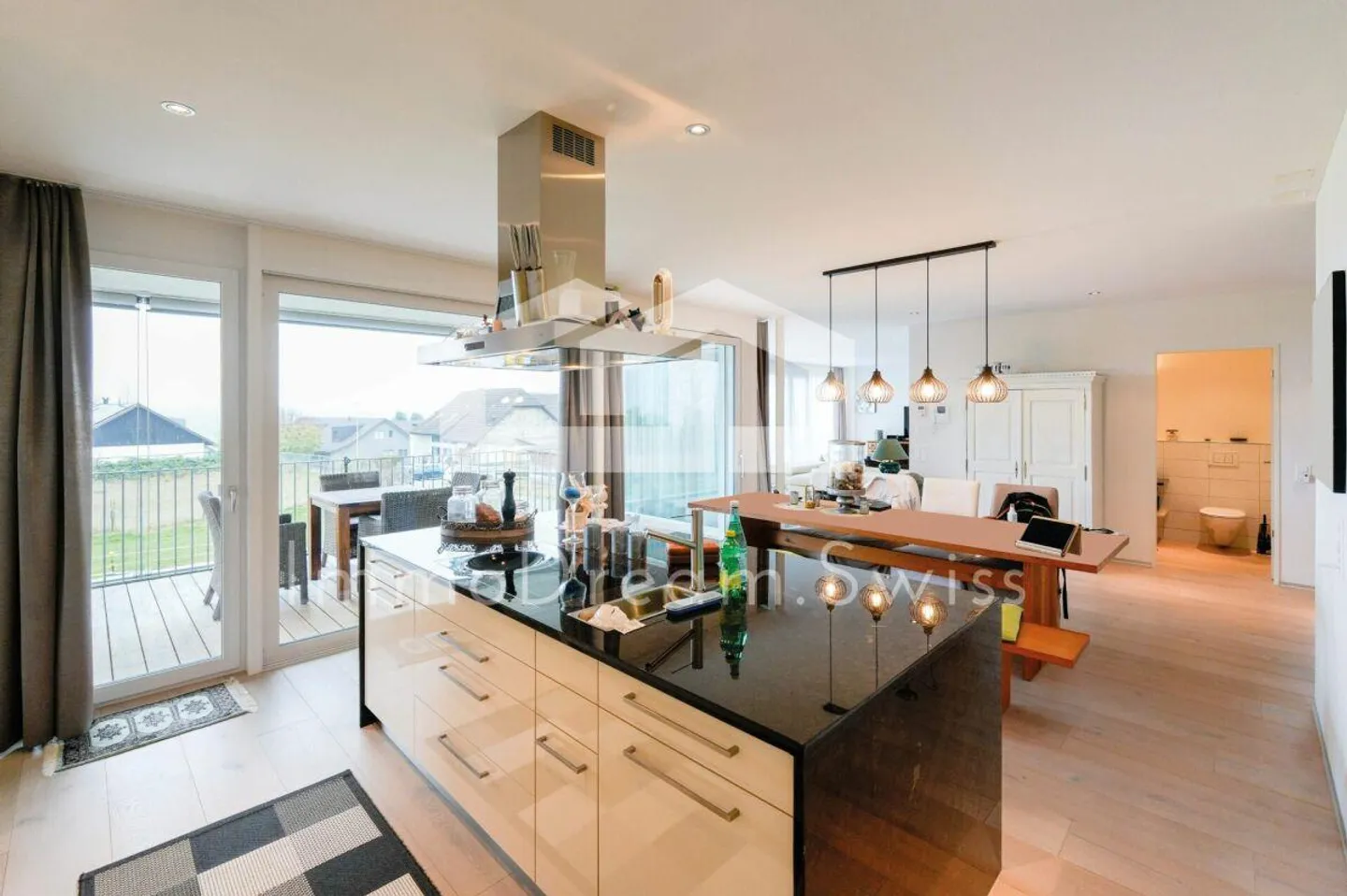 Condominium spacieux de 5 pièces au design moderne (2 FMH) - Photo 3 sur 16