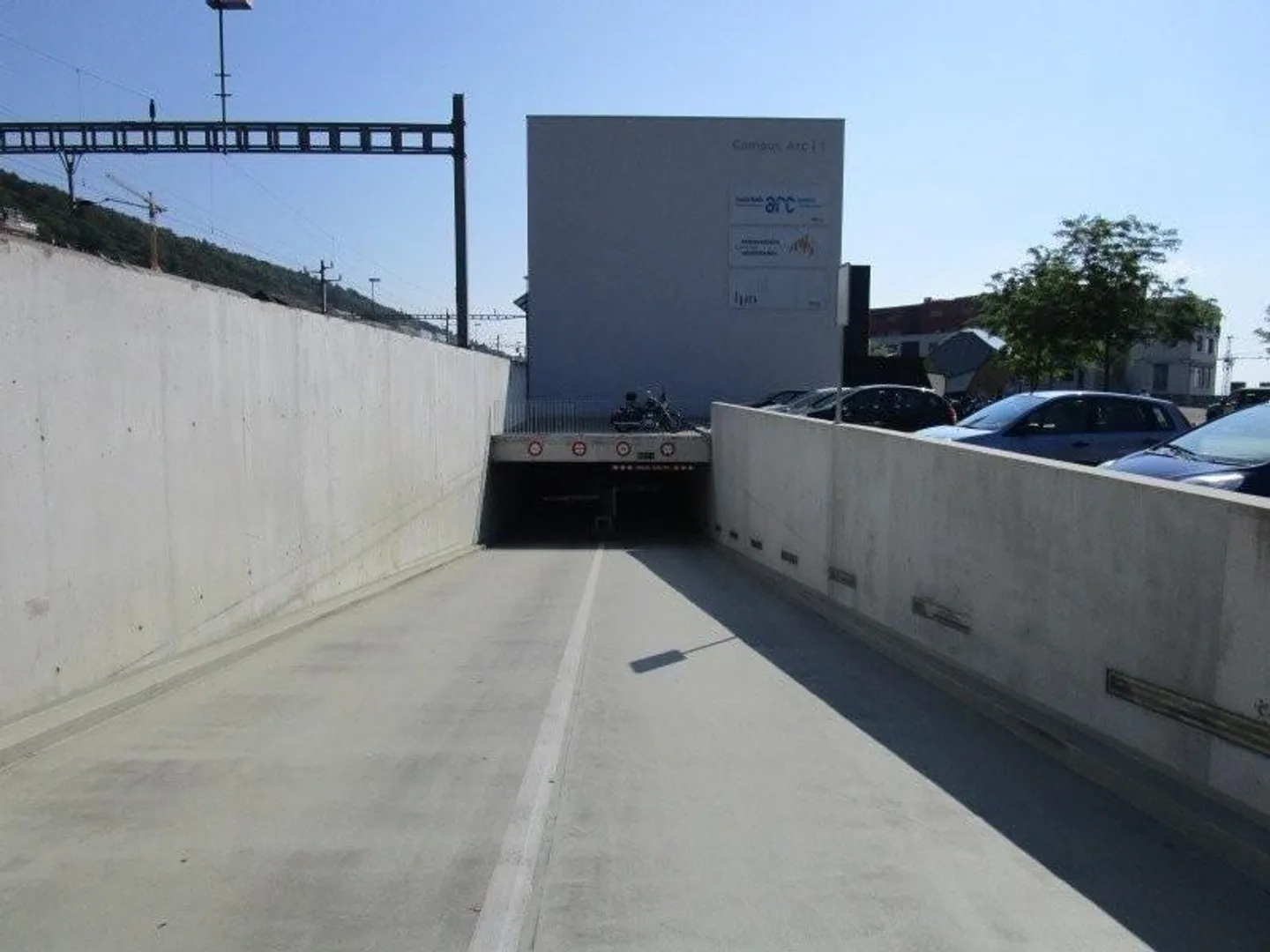Place de Parking Moderne à Neuchâtel - Photo 2 sur 4