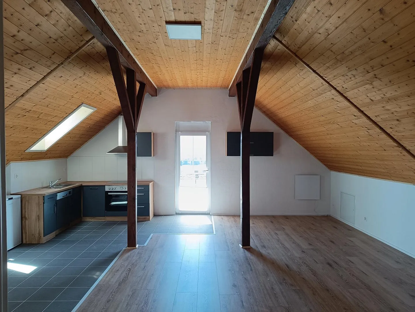Affascinante appartamento attico di 2,5 stanze con balcone in affitto - Foto 2 di 8
