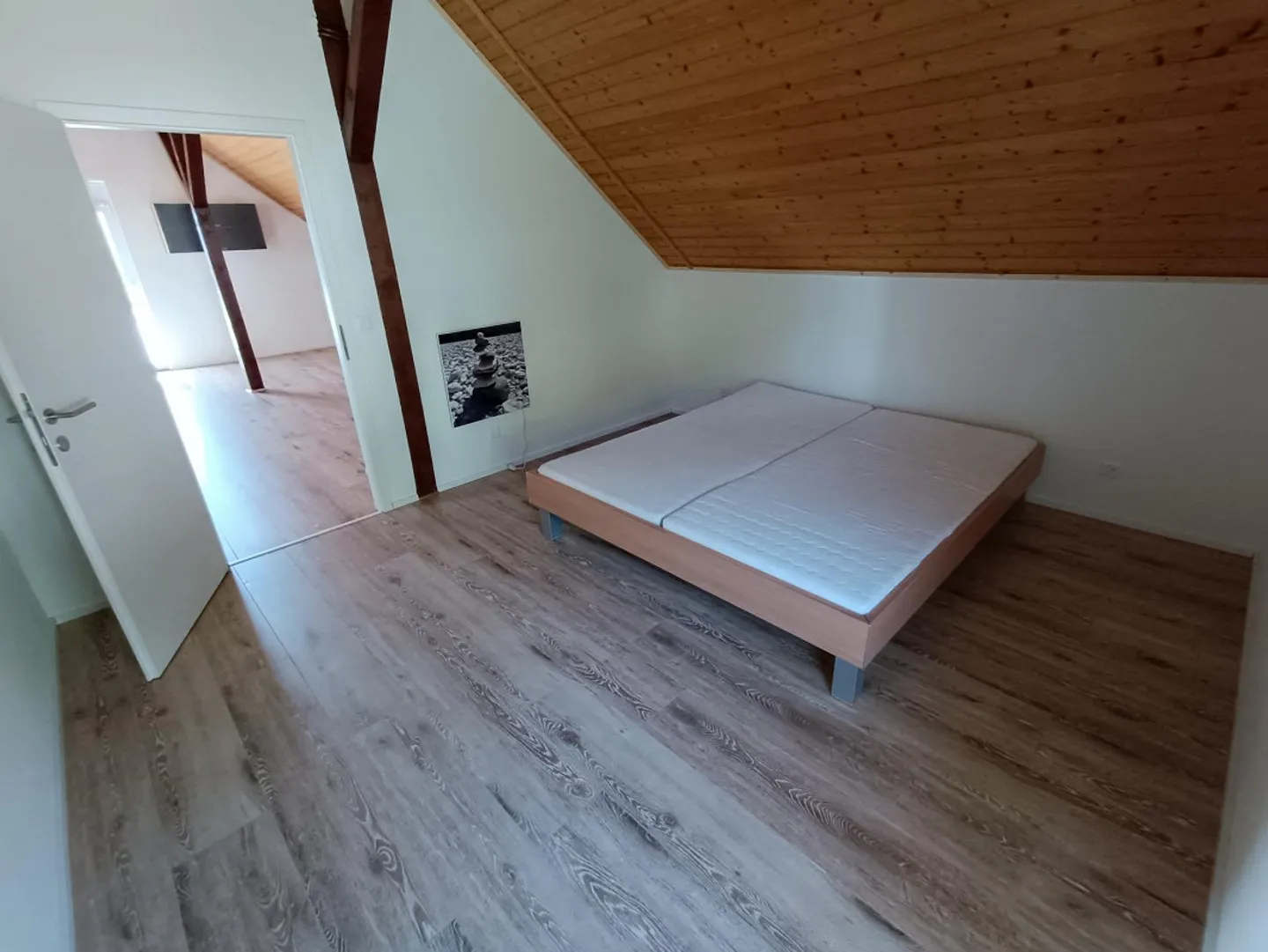 Affascinante appartamento attico di 2,5 stanze con balcone in affitto - Foto 4 di 8