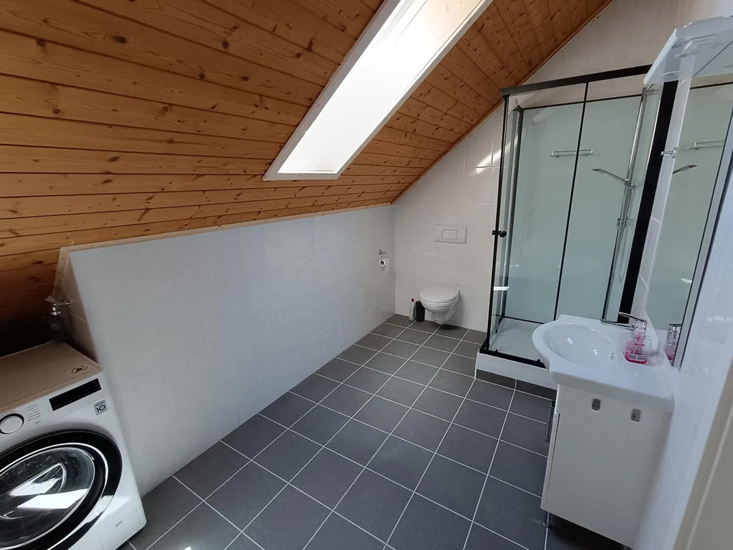 Affascinante appartamento attico di 2,5 stanze con balcone in affitto - Foto 6 di 8