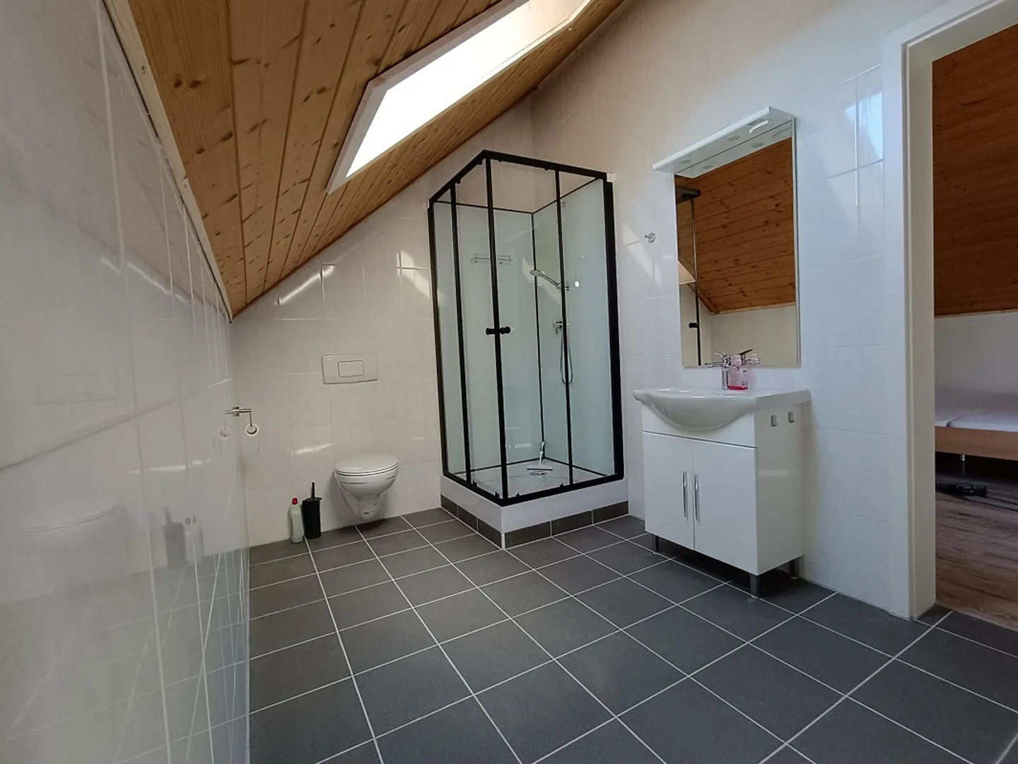 Affascinante appartamento attico di 2,5 stanze con balcone in affitto - Foto 7 di 8