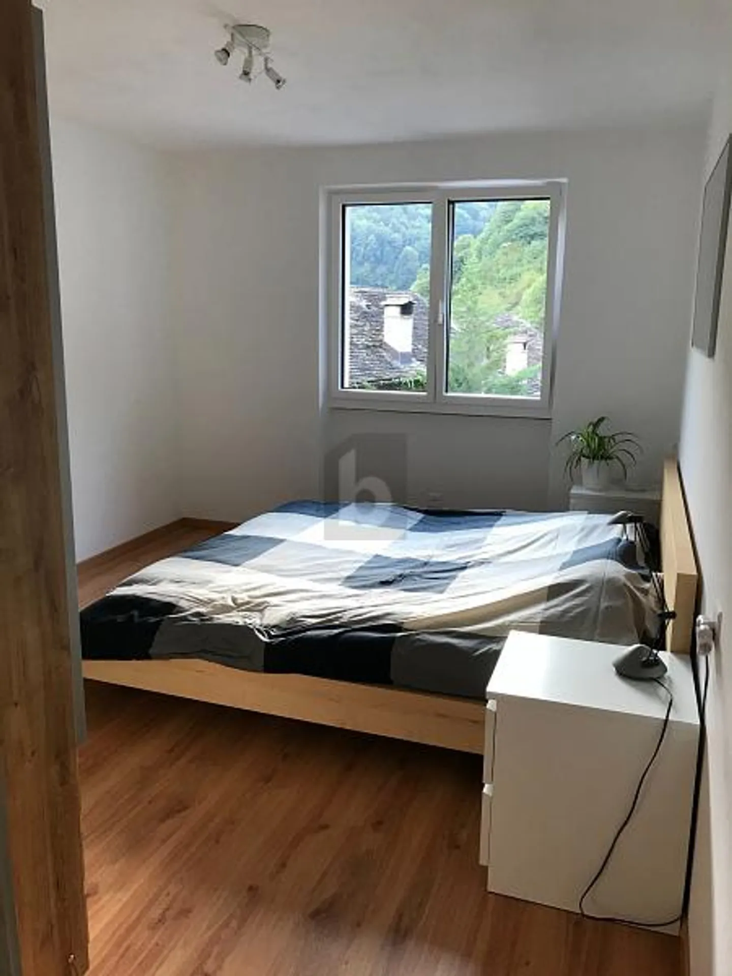RENOVÉ, MODERNE DANS UN SECTEUR ENSOLEILLÉ ET TRANQUILLE - Photo 2 sur 6