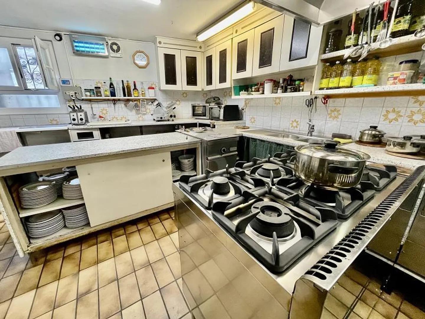 Hotel for sale - Photo 3 of 6