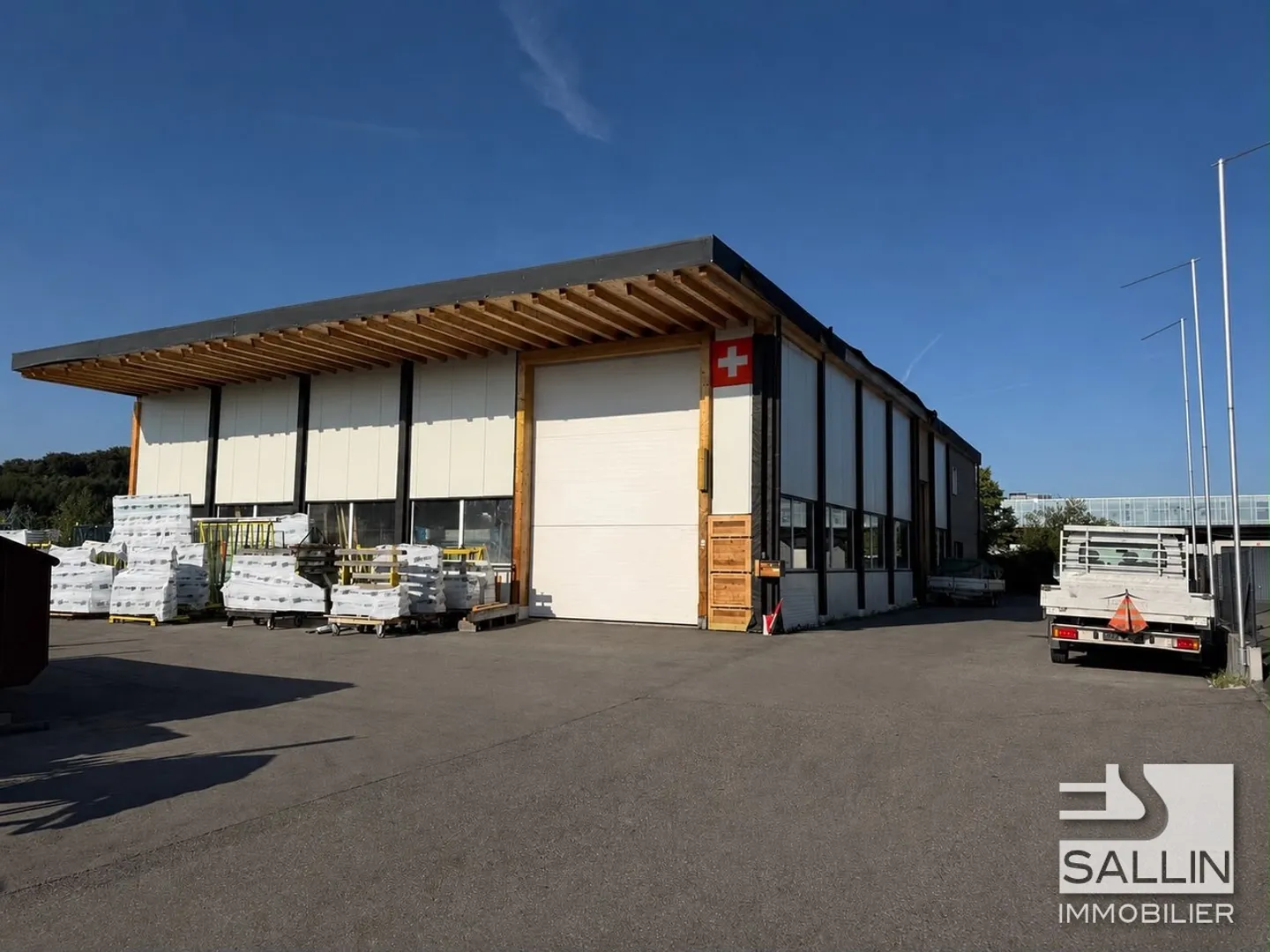 Industrielle Halle von ca. 445 m² mit 5-Zimmer-Wohnung - Foto 1 von 11