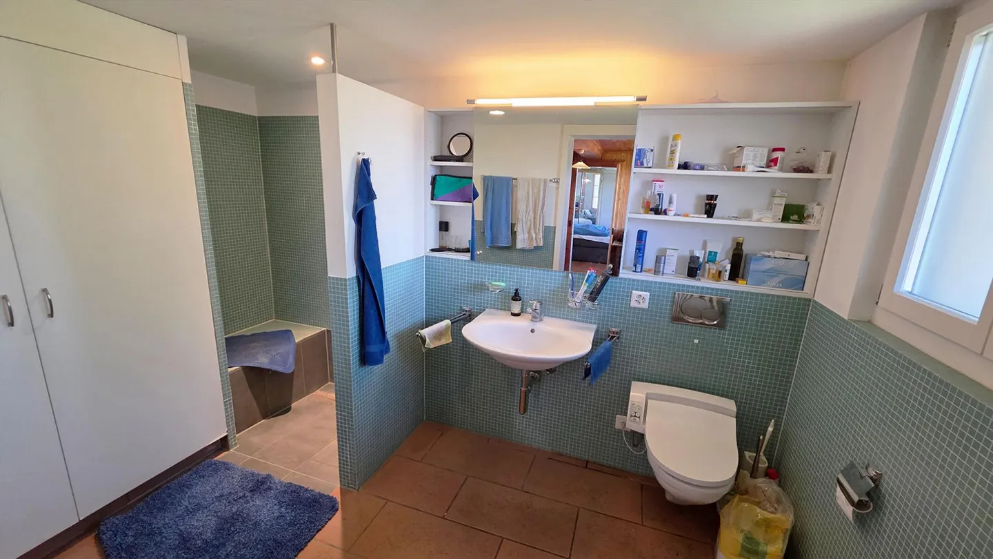 Farmhouse in idyllic location with 2 apartments and development potential - Photo 5 of 10