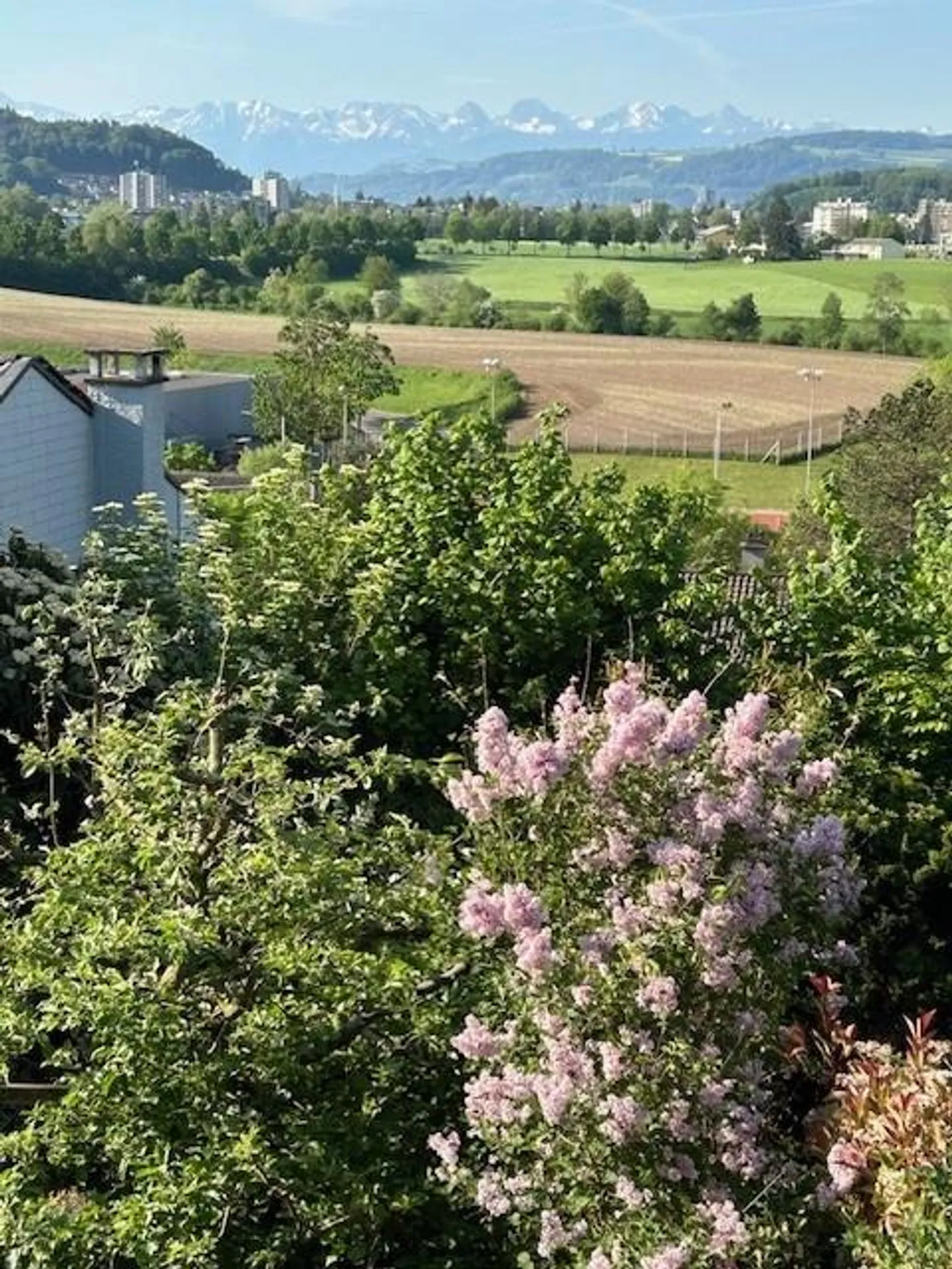 Charmantes 4.5-Zimmer-Reihenhaus in Bolligen – Mit Aussicht und Garten - Photo 2 of 17