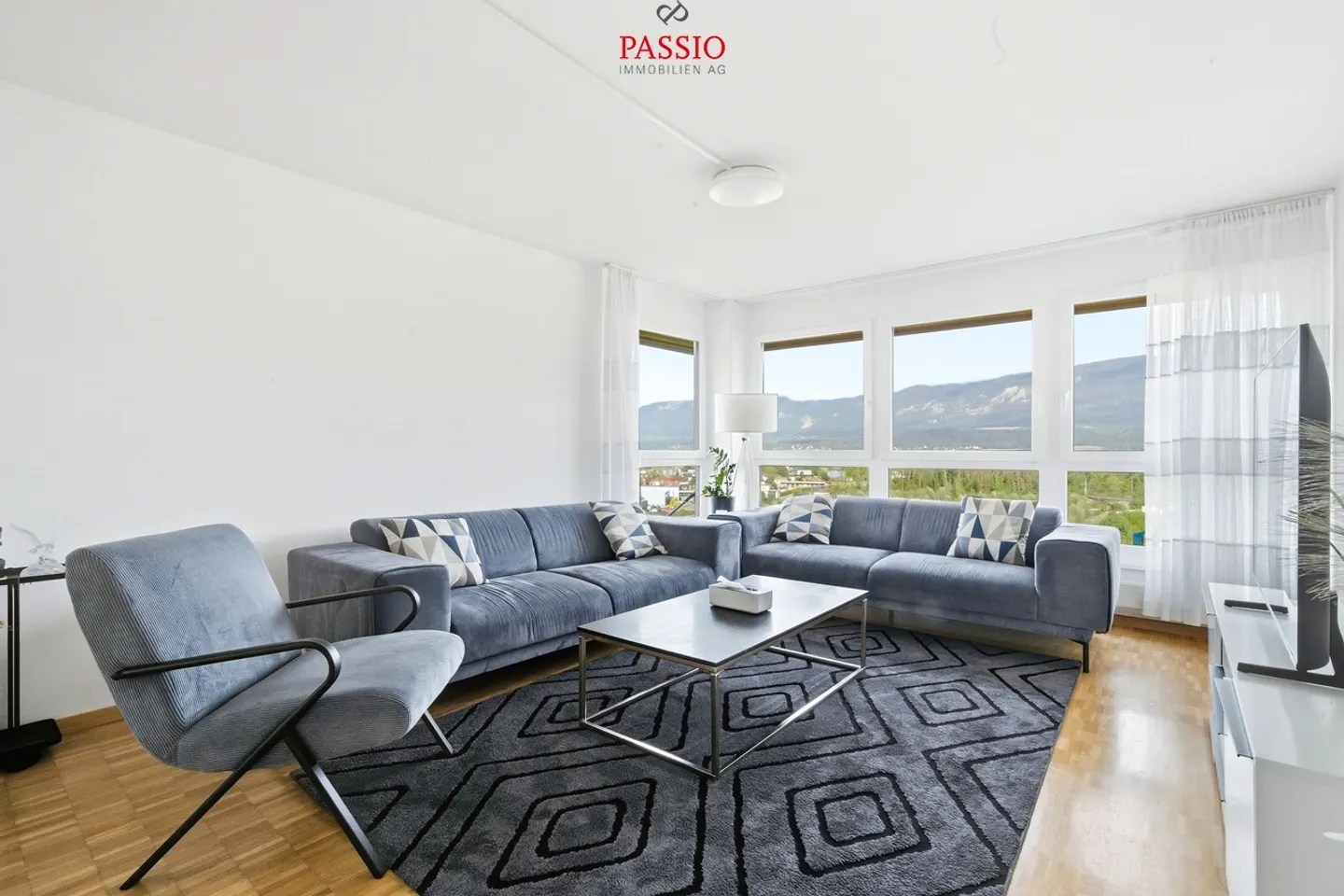 Central & well-maintained 4.5-room apartment with unobstructed views - Photo 3 of 13