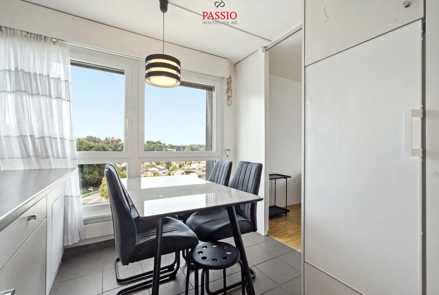 Central & well-maintained 4.5-room apartment with unobstructed views - Photo 6 of 13