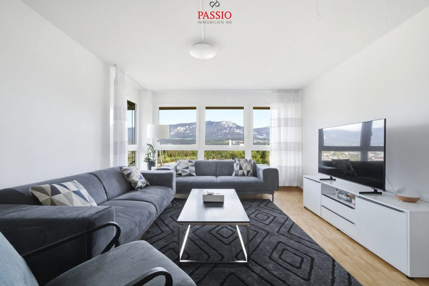 Central & well-maintained 4.5-room apartment with unobstructed views - Photo 1 of 13