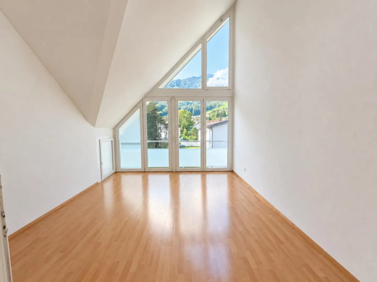 Spacious Maisonette Apartment - Photo 3 of 10