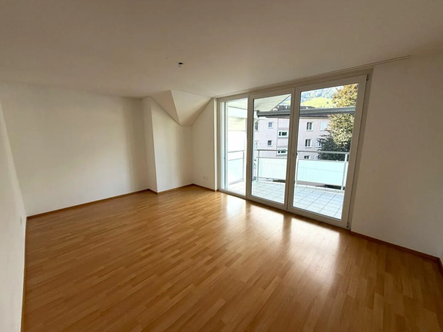 Spacious Maisonette Apartment - Photo 4 of 10