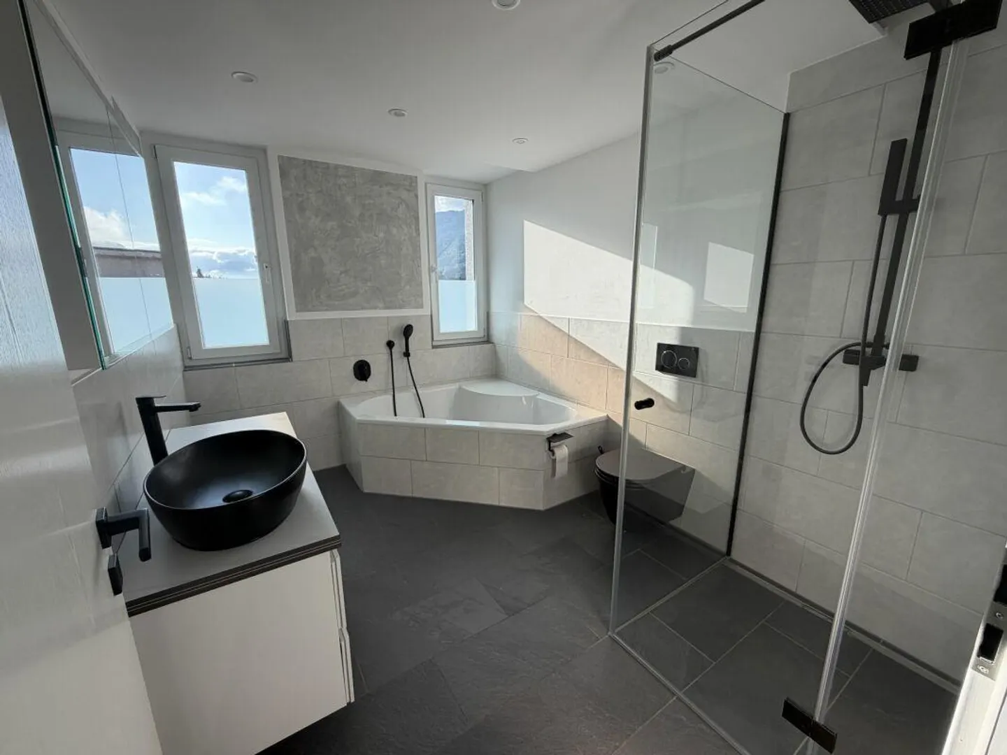 Spacious Maisonette Apartment - Photo 5 of 10