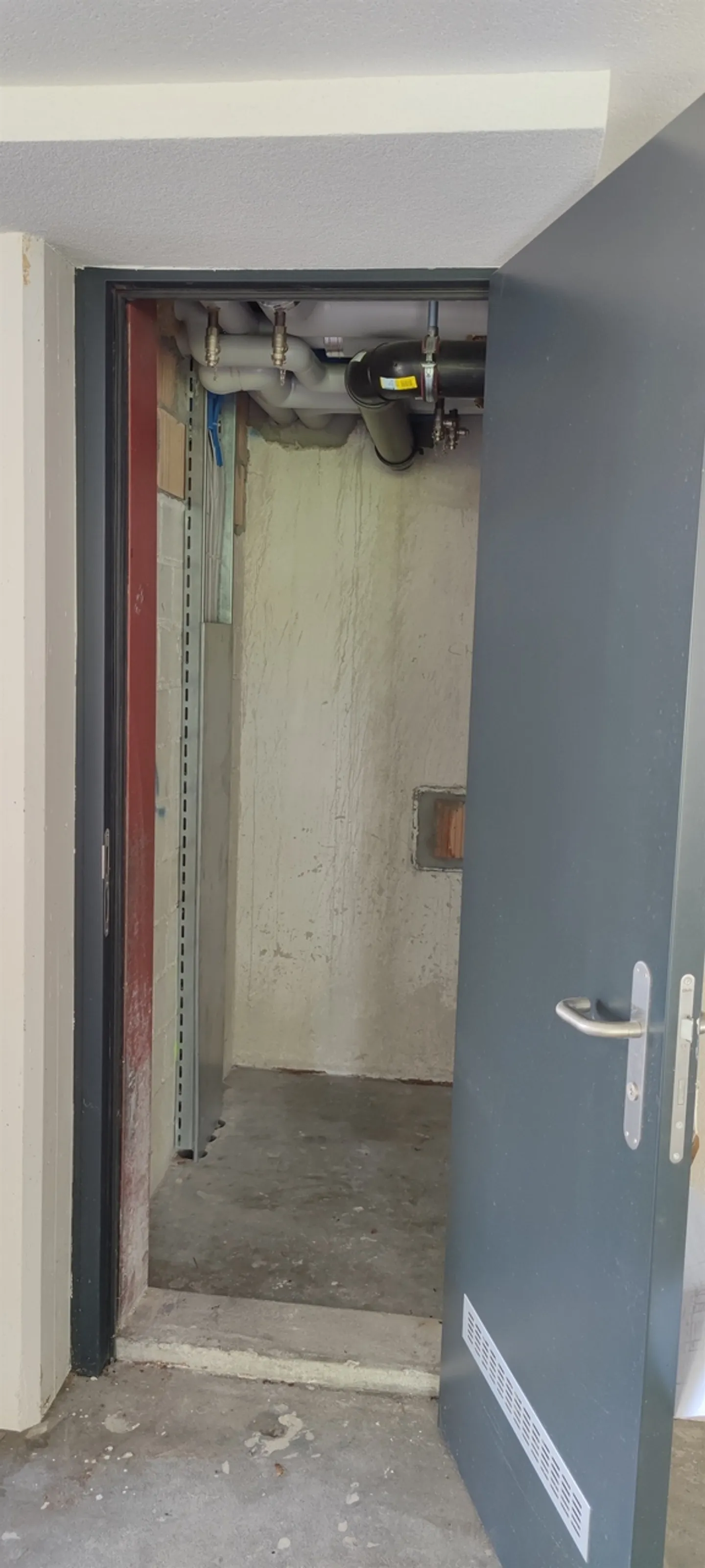 Affittiamo un magazzino immediatamente o su appuntamento - Foto 1 di 3