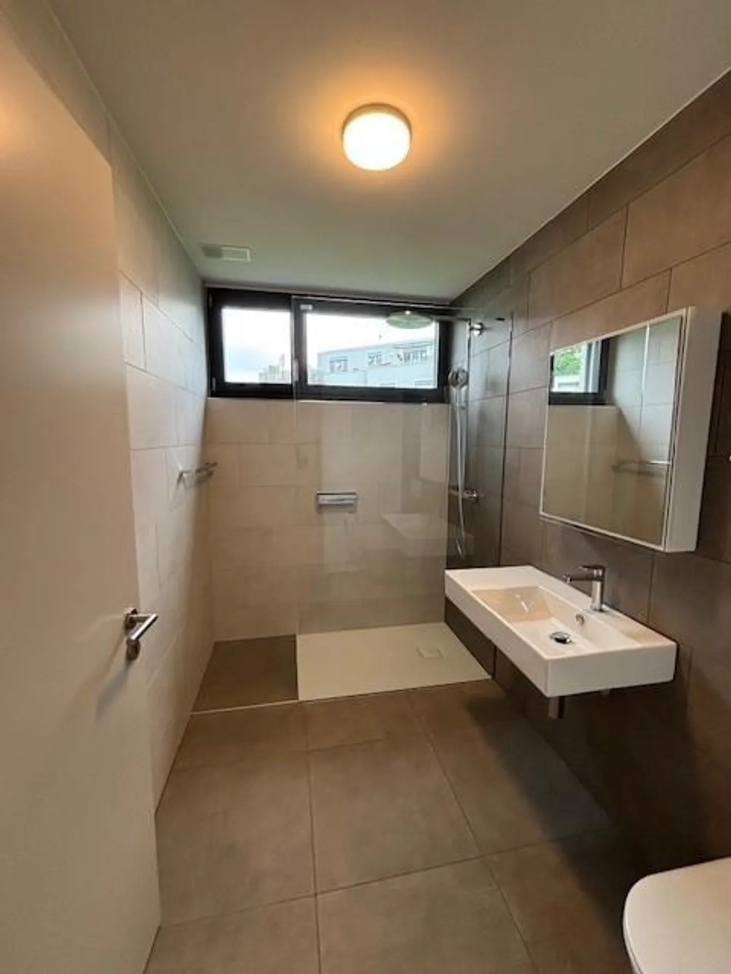 Appartamento con terrazza in posizione tranquilla - Foto 3 di 8