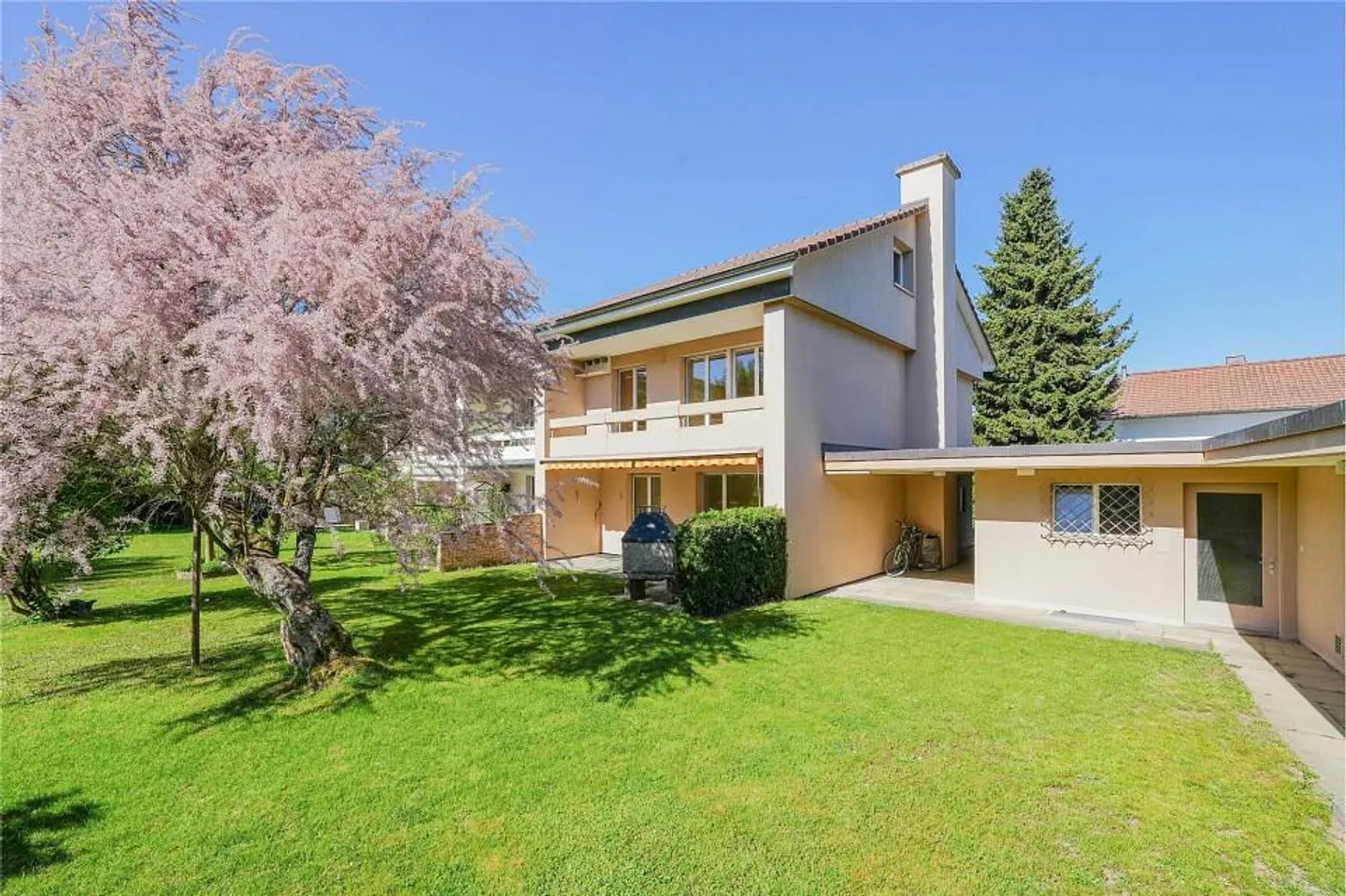 Charming living in a park-like environment: 4.5 room corner townhouse (expandable) - Photo 1 of 13