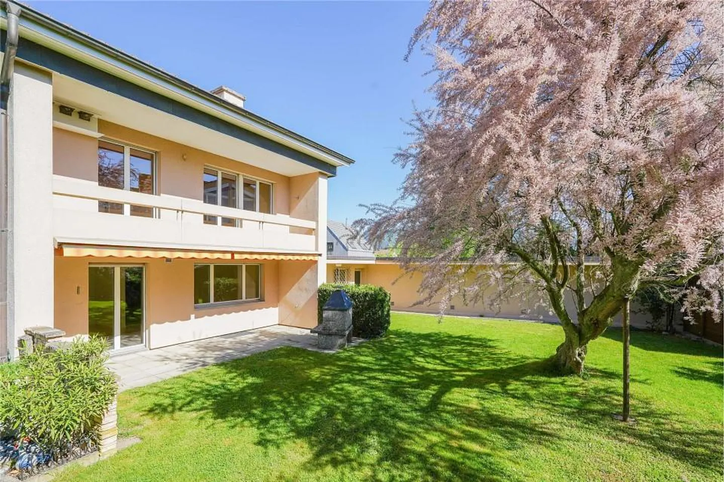 Charming living in a park-like environment: 4.5 room corner townhouse (expandable) - Photo 2 of 13