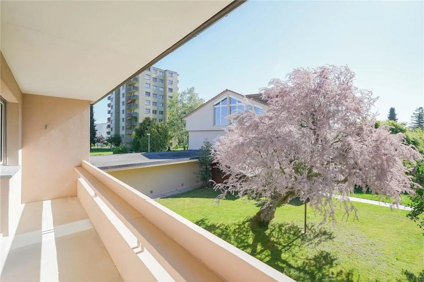Charming living in a park-like environment: 4.5 room corner townhouse (expandable) - Photo 5 of 13