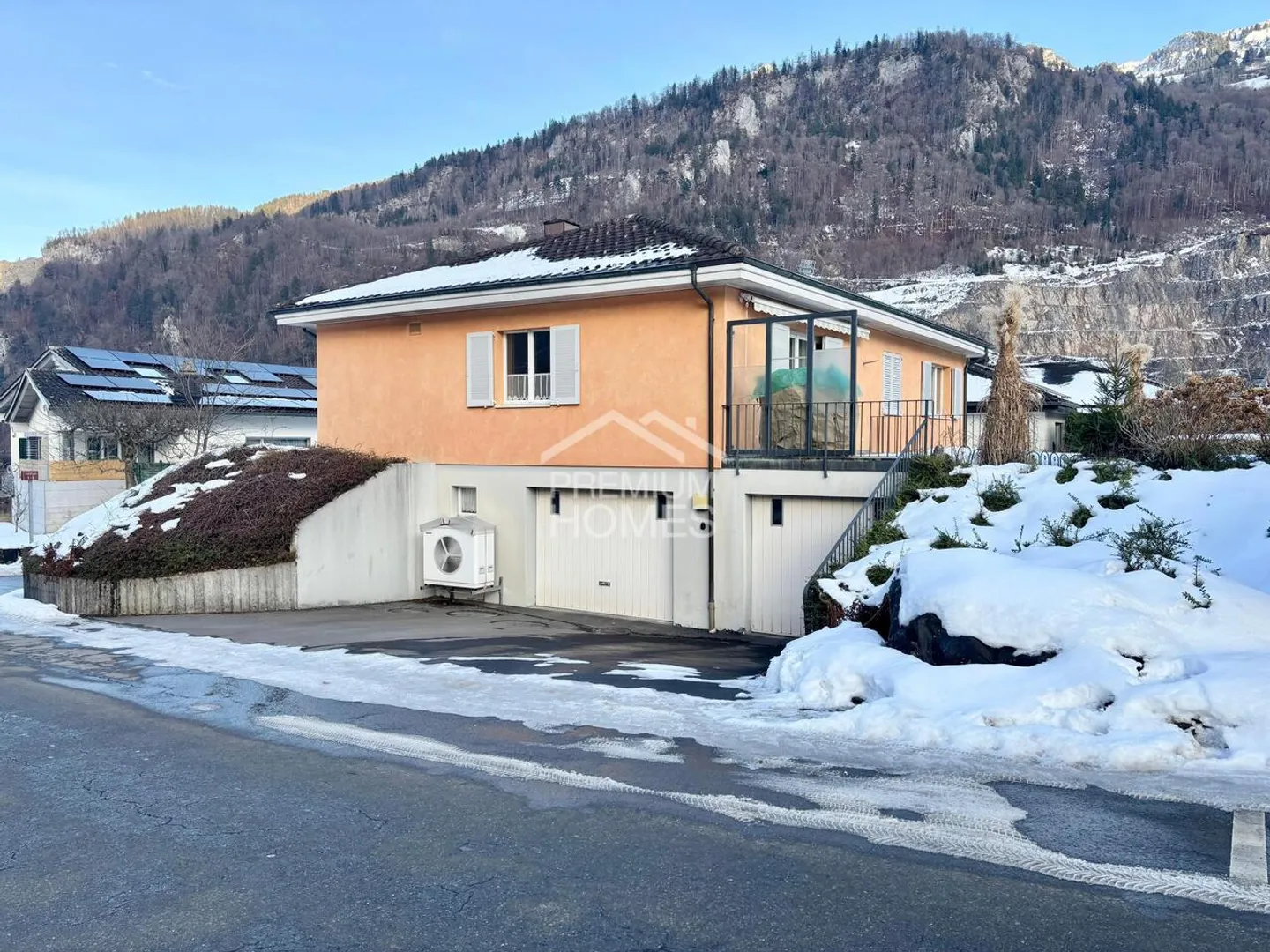 "Jewelry piece seeks refinement" - Photo 1 of 7