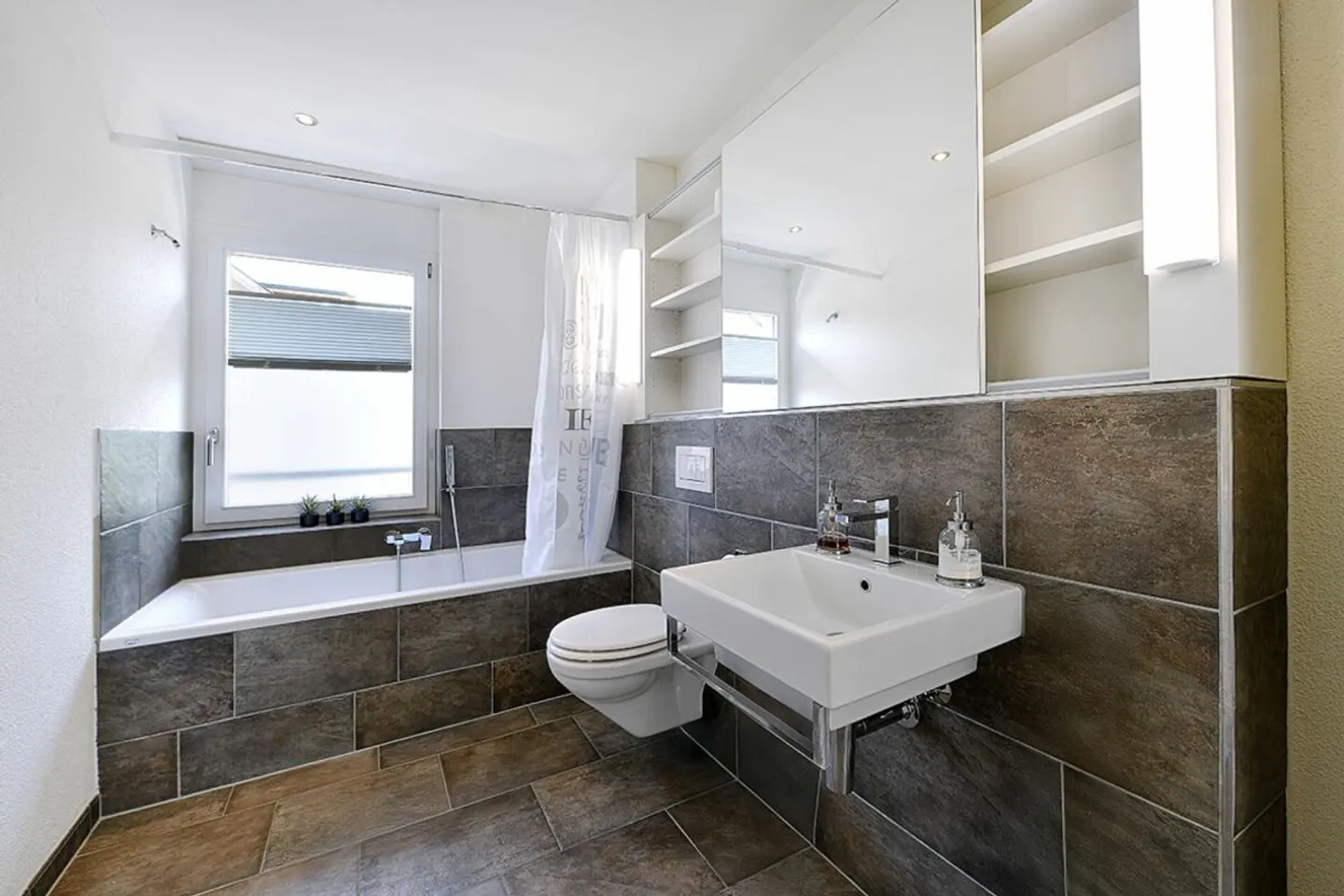Charming Corner House in Quiet Area - Photo 10 of 23