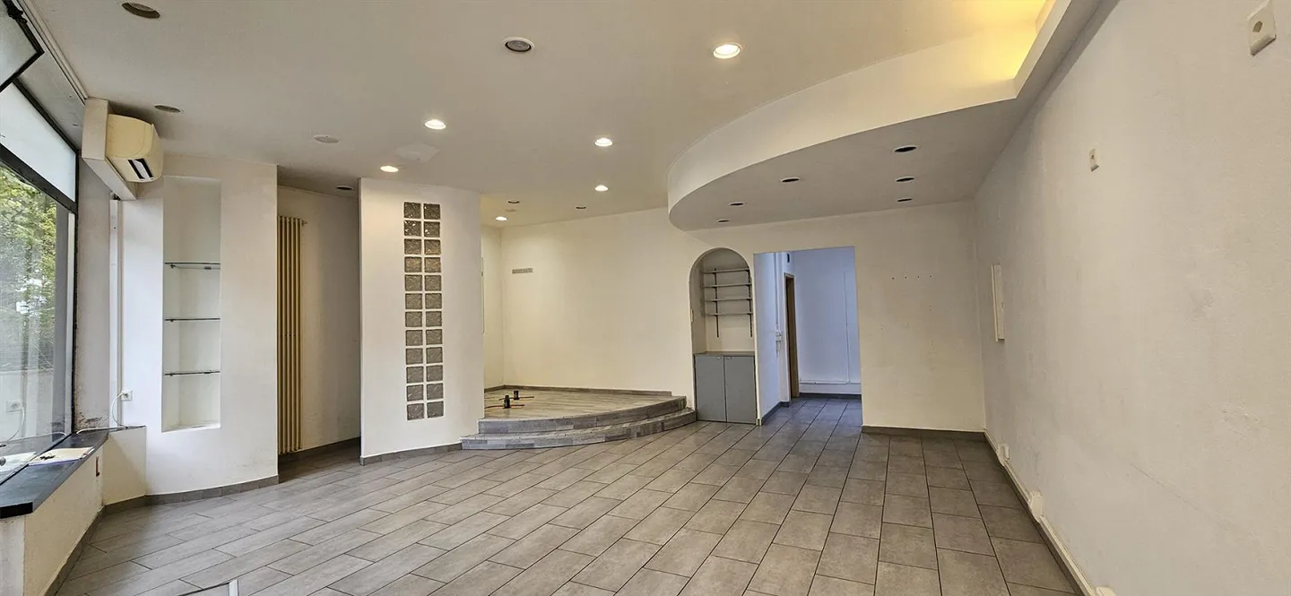 Spazio Commerciale con Grande Visibilità - Foto 1 di 3