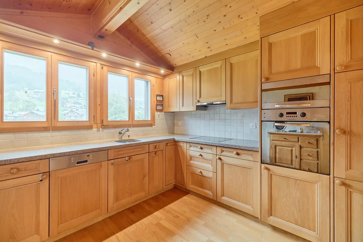 Charmante Appartement sous les toits avec une vue fantastique sur les montagnes - Photo 2 sur 13